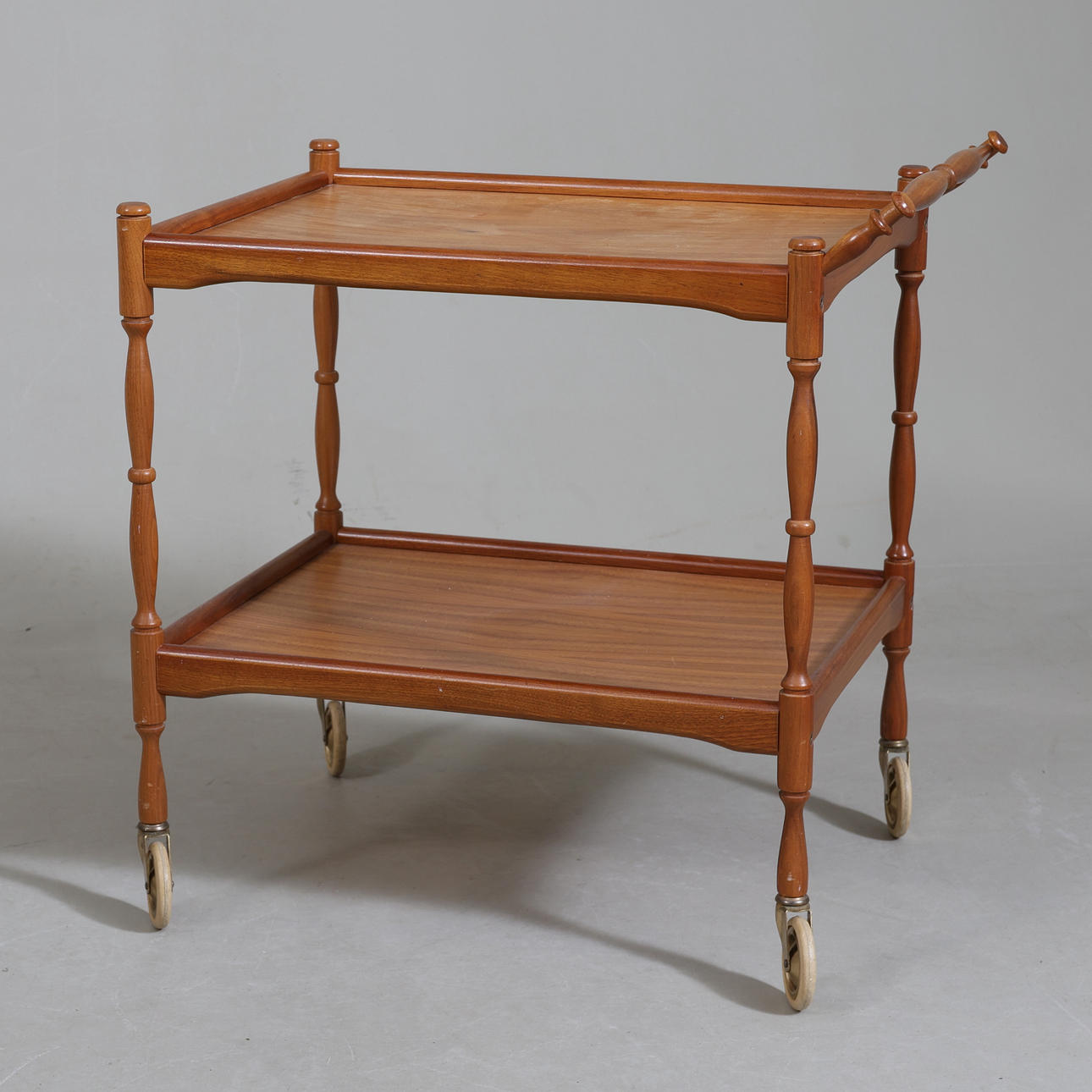 SEERVERINGSVAGN, betsad lövträ, 1900-tal.