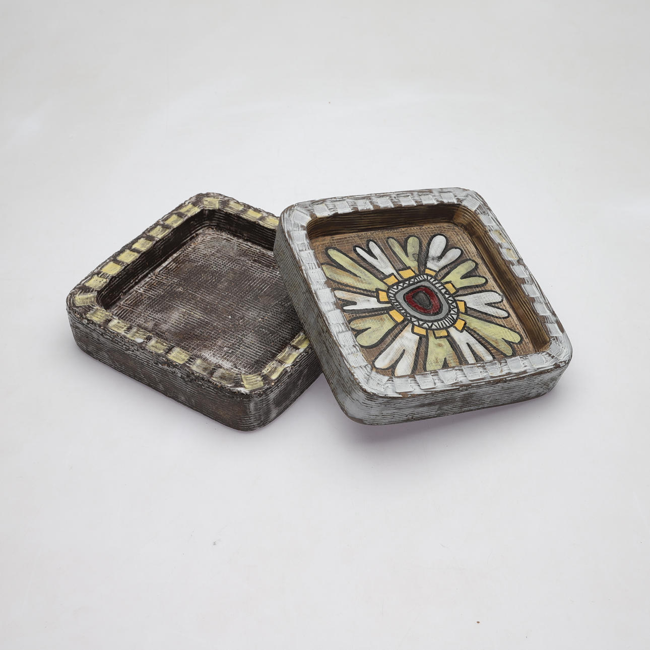 Two stoneware ashtrays, Mari Simmulson, Uppsala Ekeby.