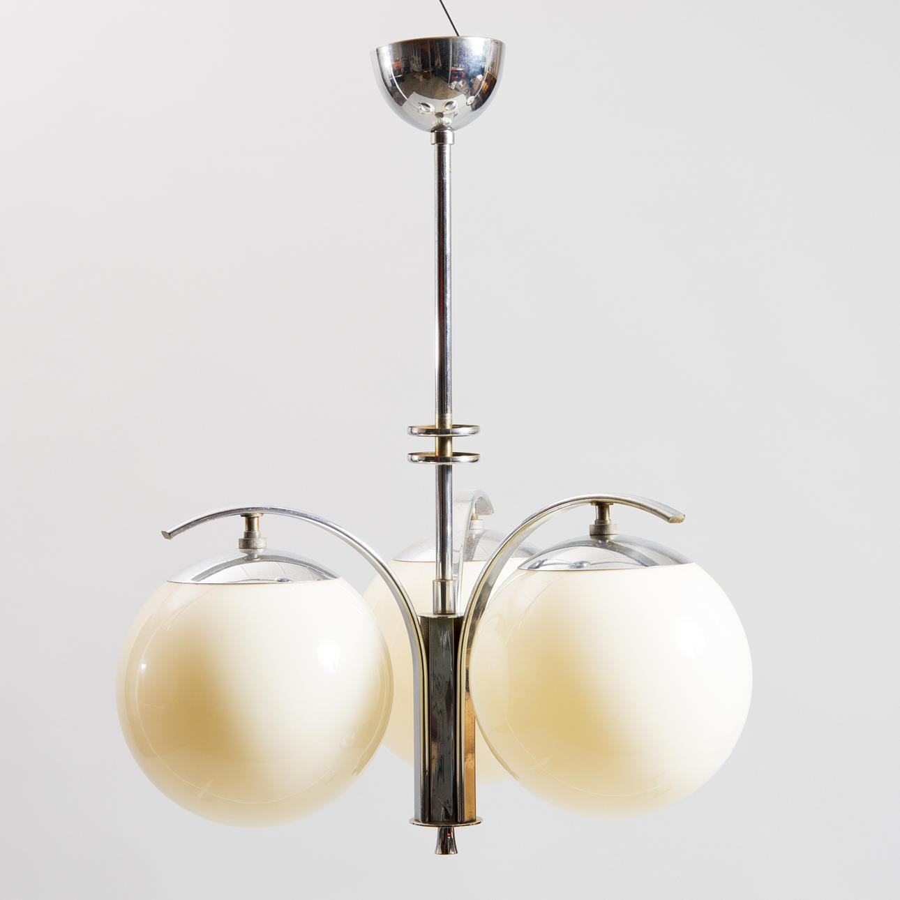 TAKLAMPA, 3-armad, kromad med glaskupor, Art Deco.