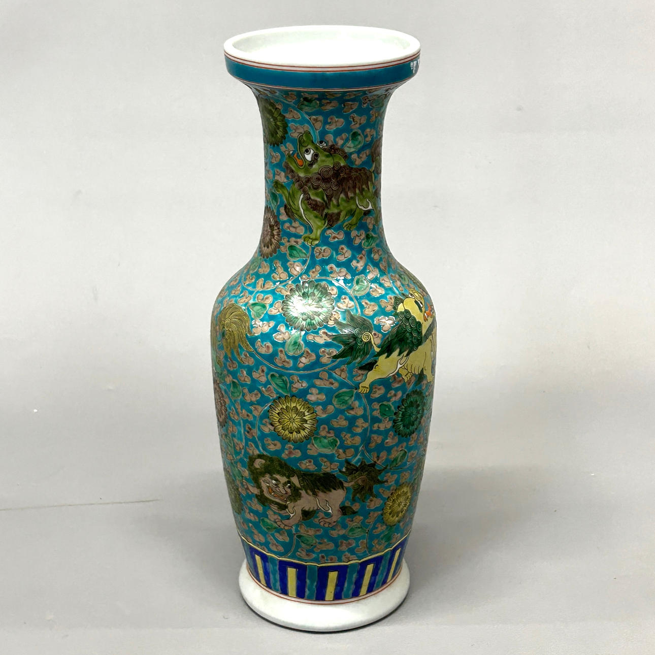 CHINESE HAND ENAMELLED PORCELAIN VASE.