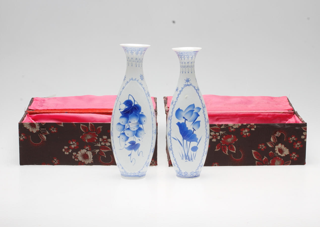 VASER, 2 st, äggskalsporslin, Kina.