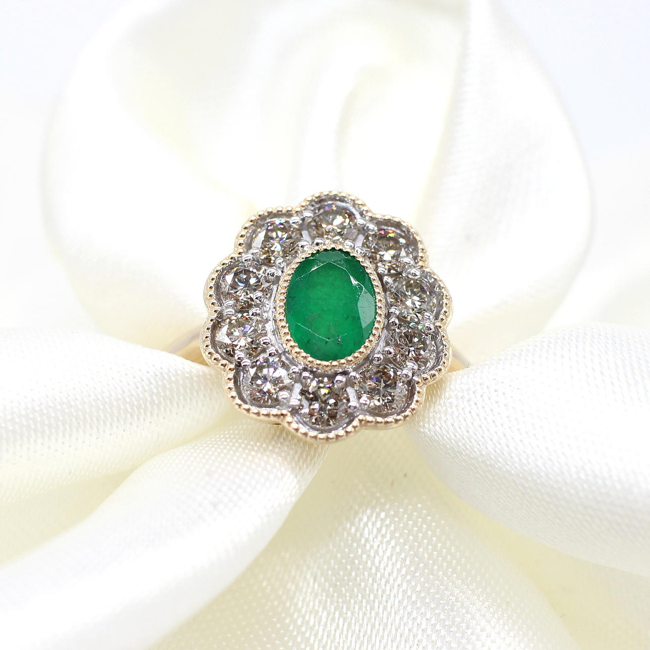 EMERALD & DIMOND DAISY STYLE RING.