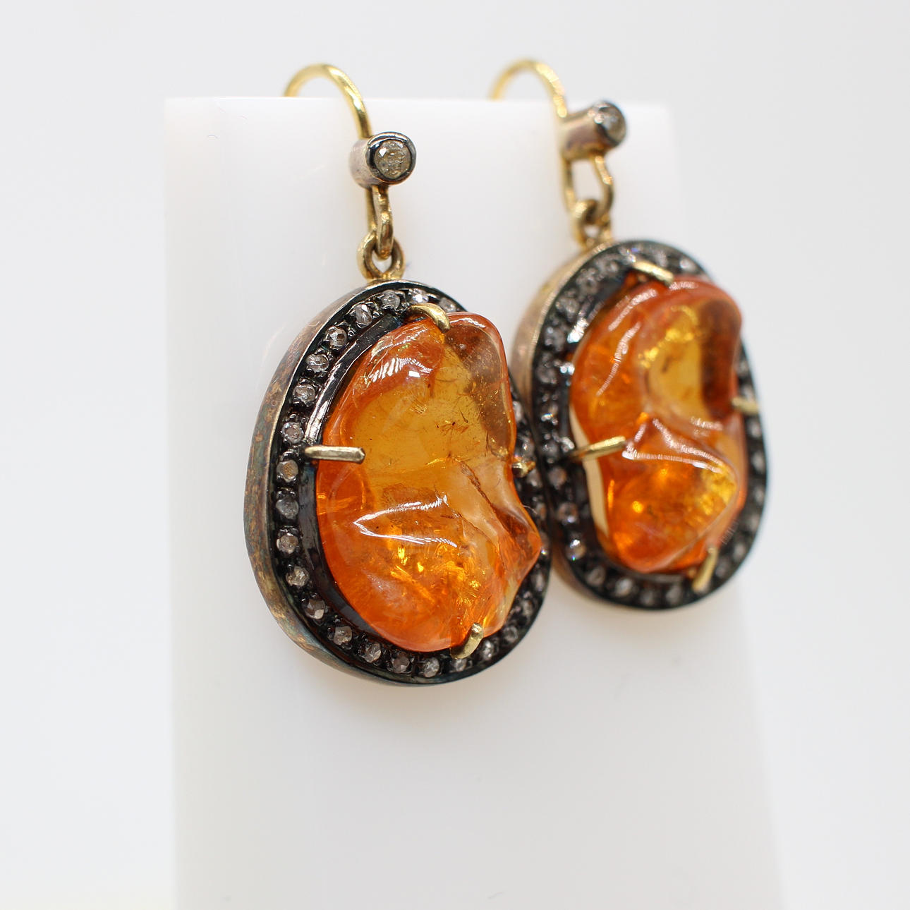 MANDARIN GARNET & DIAMOND EARRINGS.