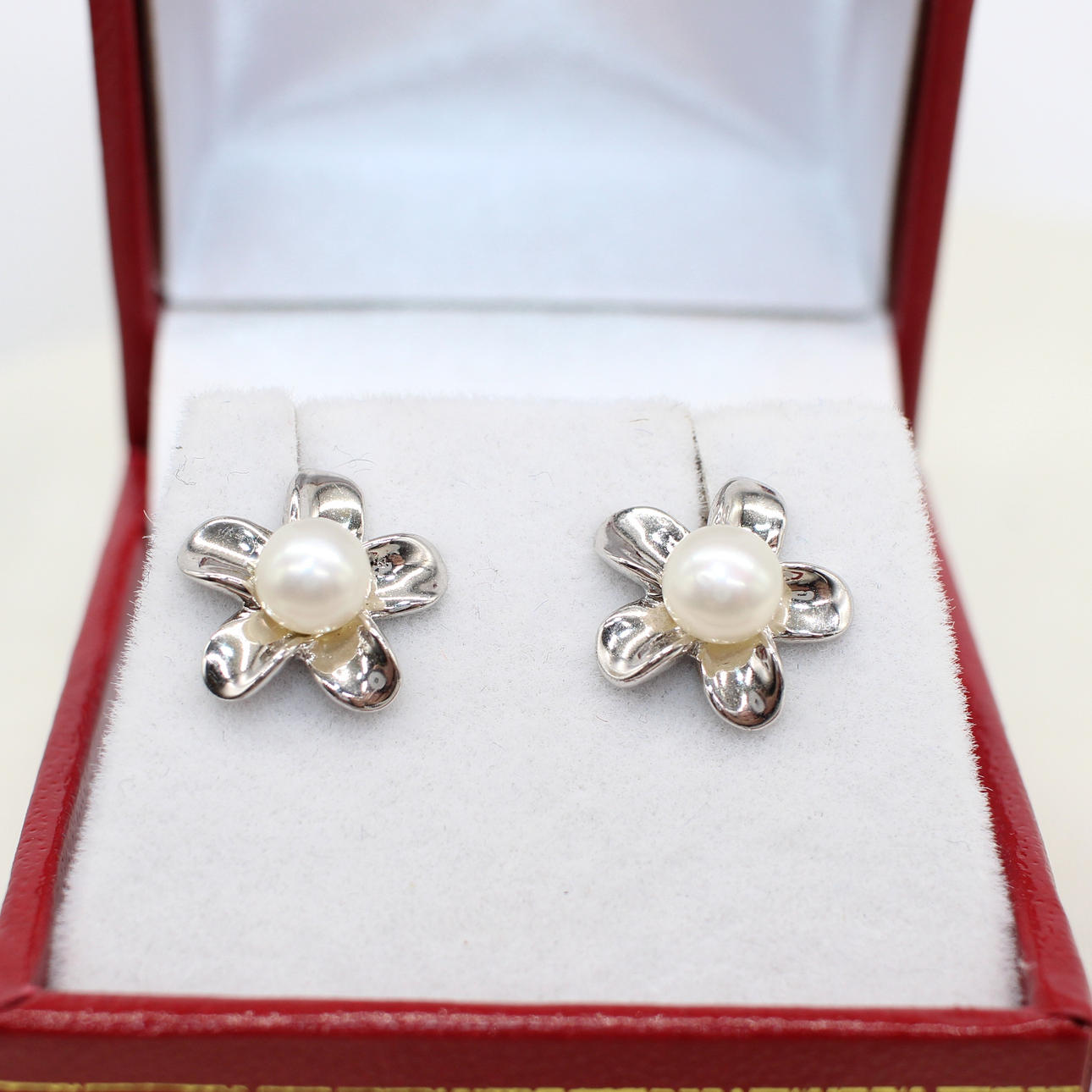SILVER AND PEARL FLOWER STYLE EARRINGS.