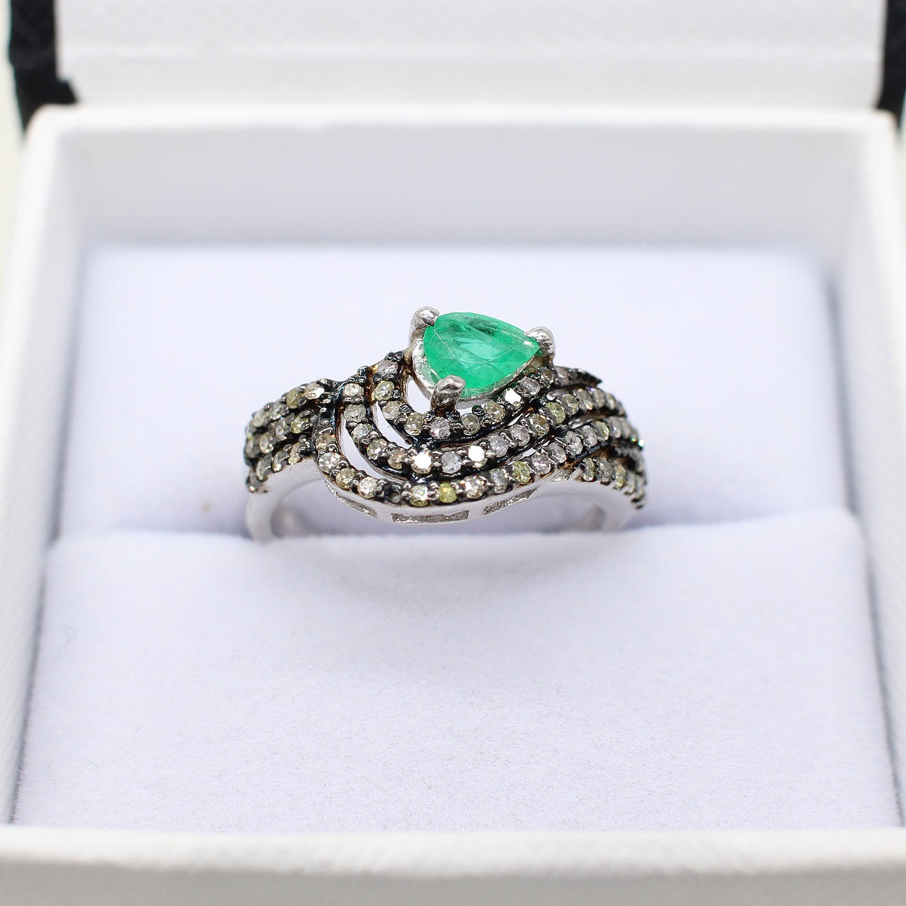 EMERALD & DIAMOND RING.