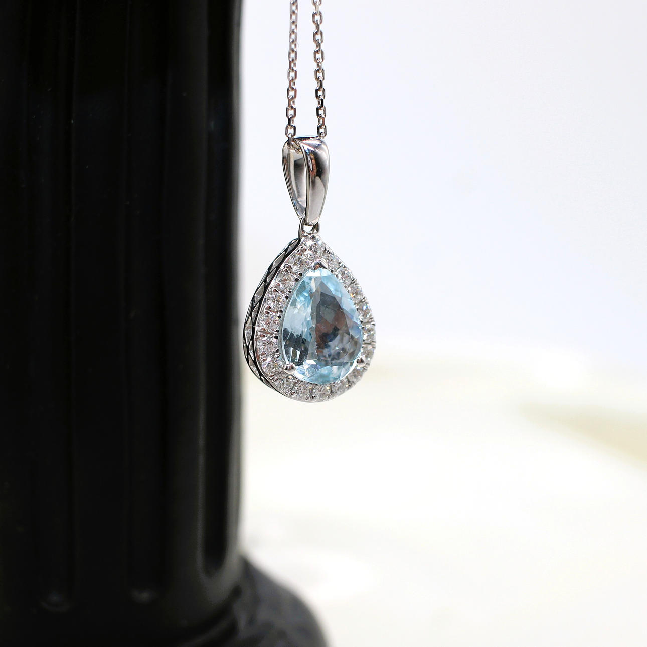 AQUAMARINE & DIAMOND NECKLACE.
