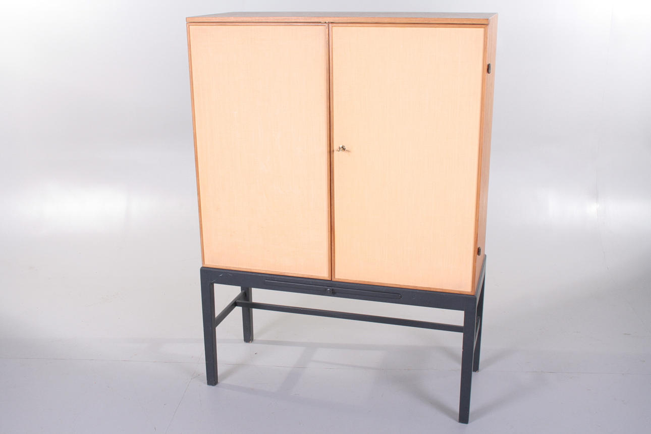 SKÅP, med dörrar,swedish grace stil.