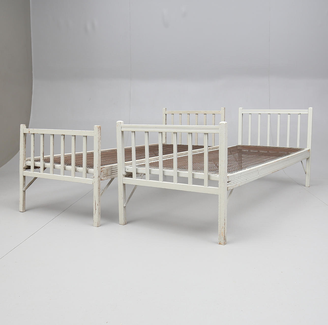 SÄNGAR, 2 st snarlika, 1900-talets första hälft.