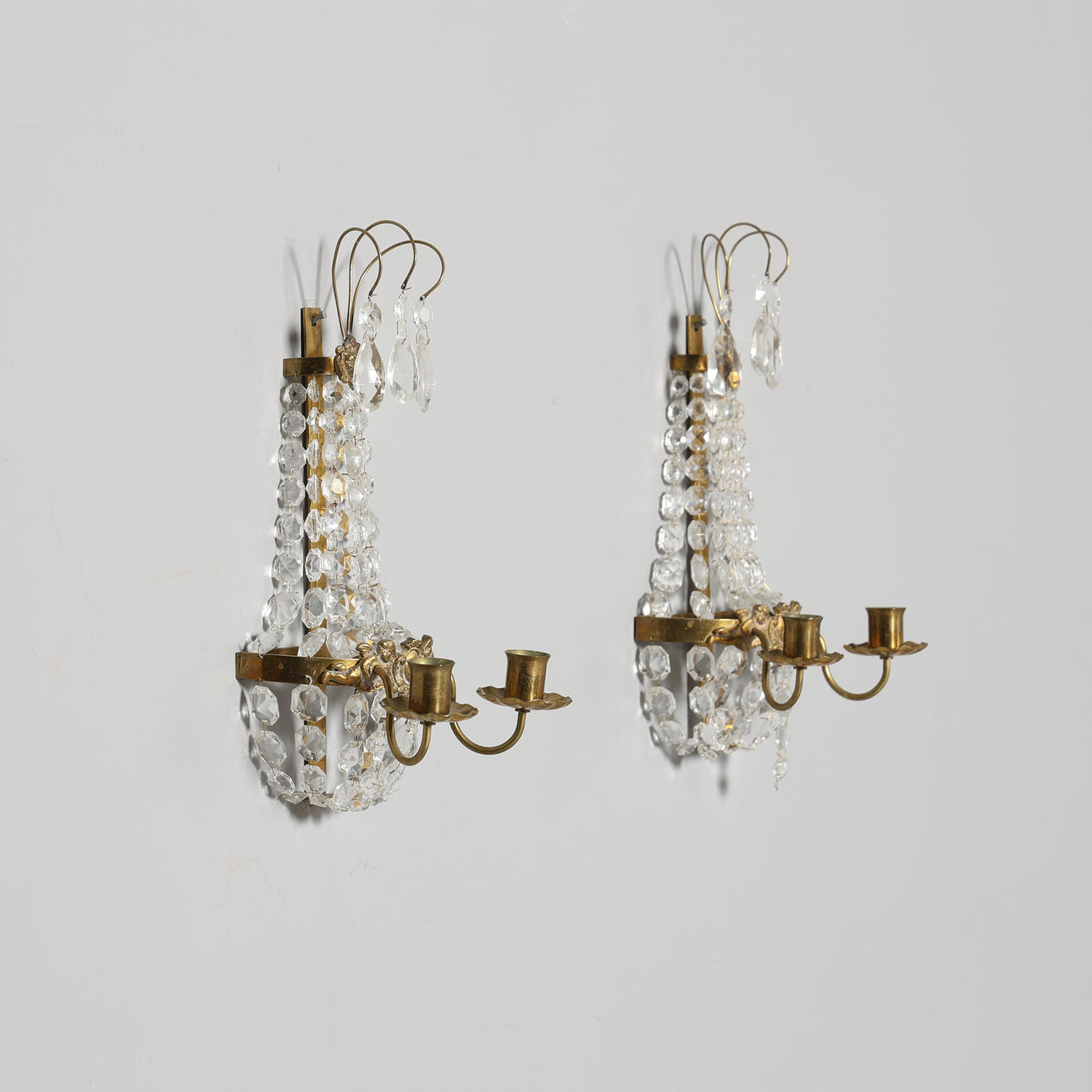 Wall lights, 1 pair, brass and prisms.