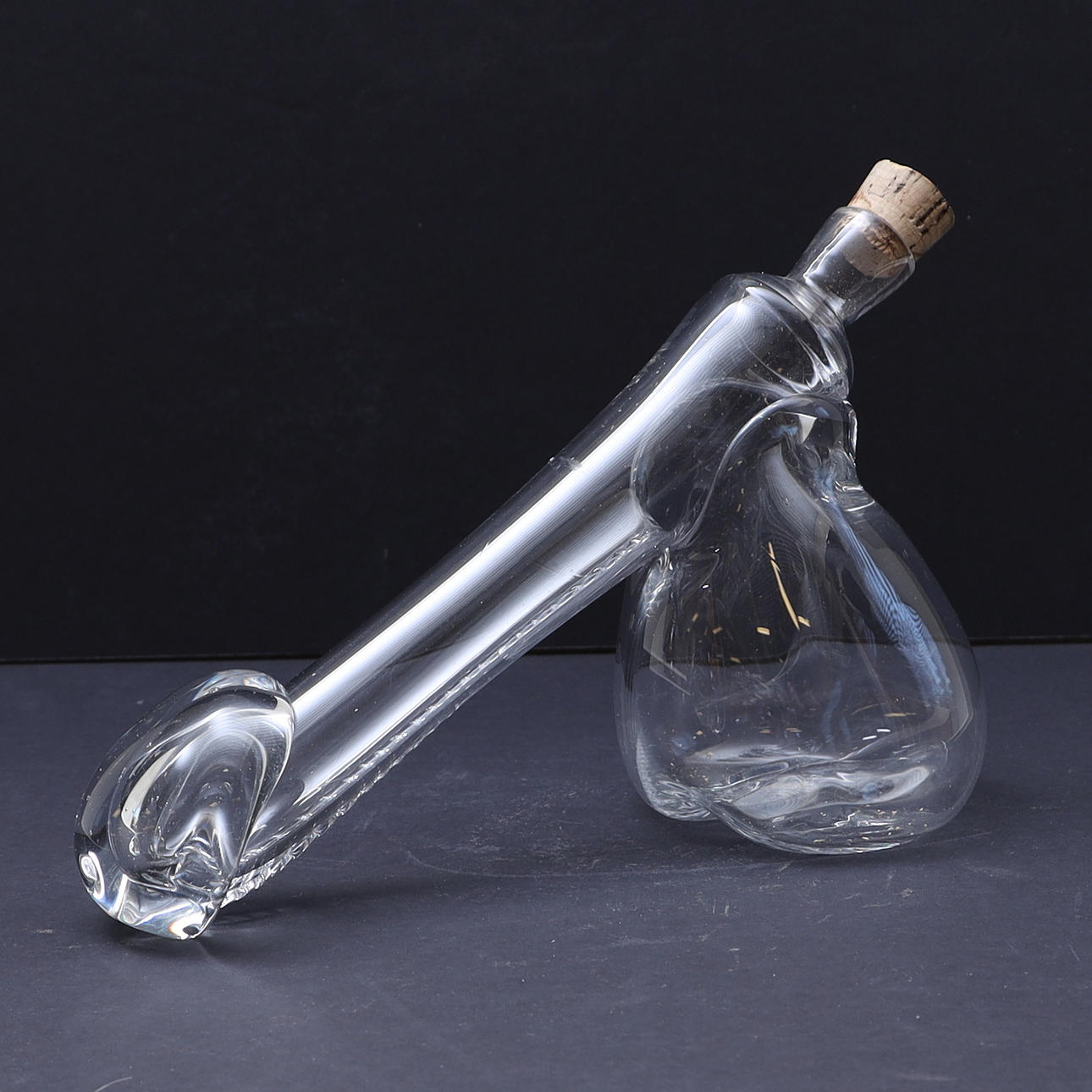 KARAFF, i form av fallos. Glas - Bruksglas - Auctionet