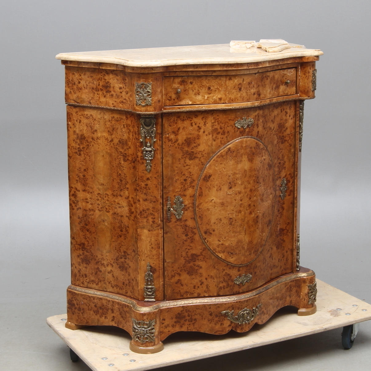 SKÅP, med stenskiva, rotfanerad, 1900-tal.