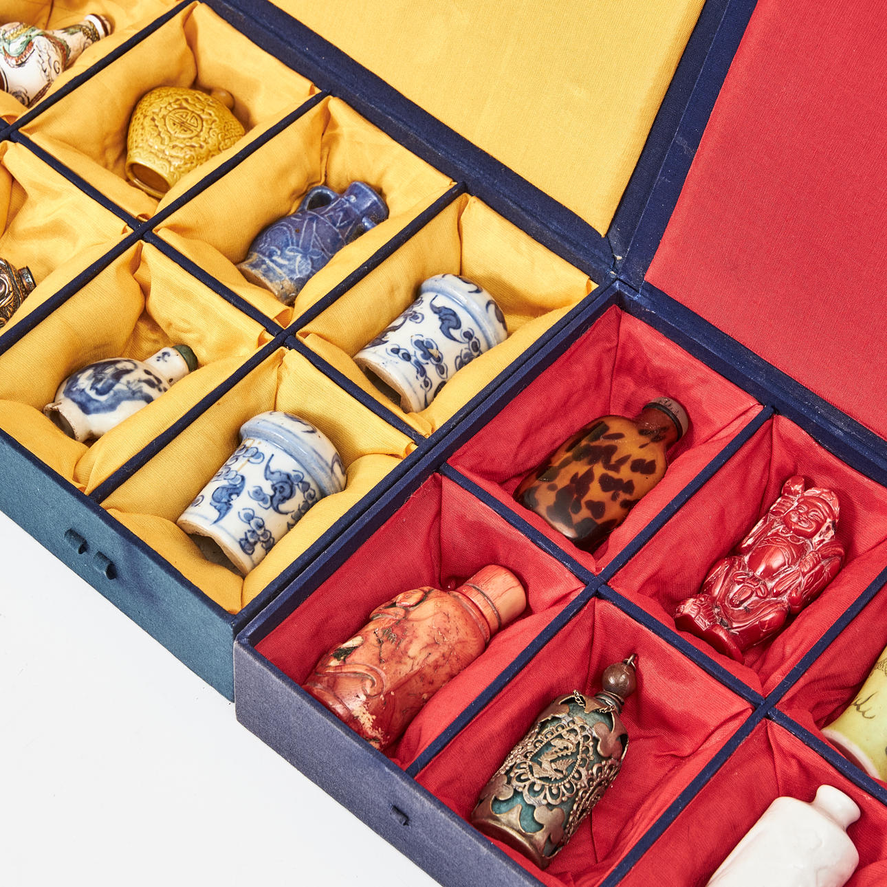 MINIATURE VASES, SNUS BOTTLES, NETSUKER, 22 dlr., porcelain, wood ...