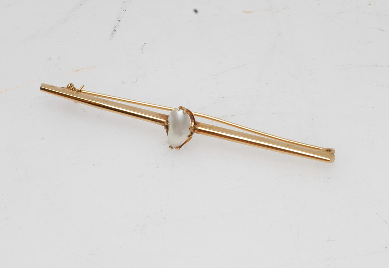 BROSCH/SLIPSNÅL MED PÄRLA, 18k guld, vikt ca 2,7 gr.