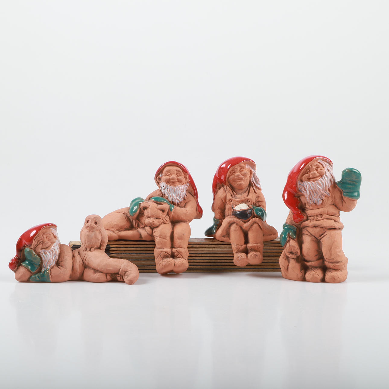 EWA JARENSKOG. Figuriner, 4 stycken, tomtar, keramik, Jie.