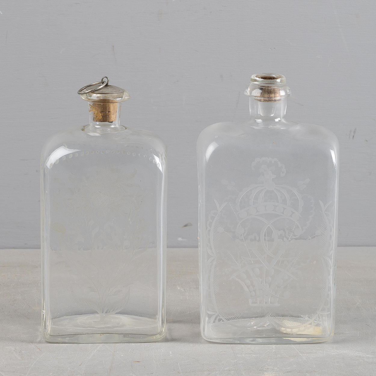 BRÄNNVINSFLASKOR, 2 stycken, slipad dekor, 1800-tal.