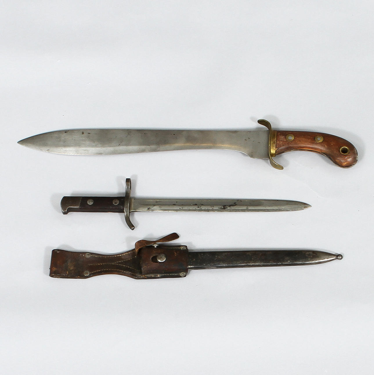 HUGGARE och BAJONETT.