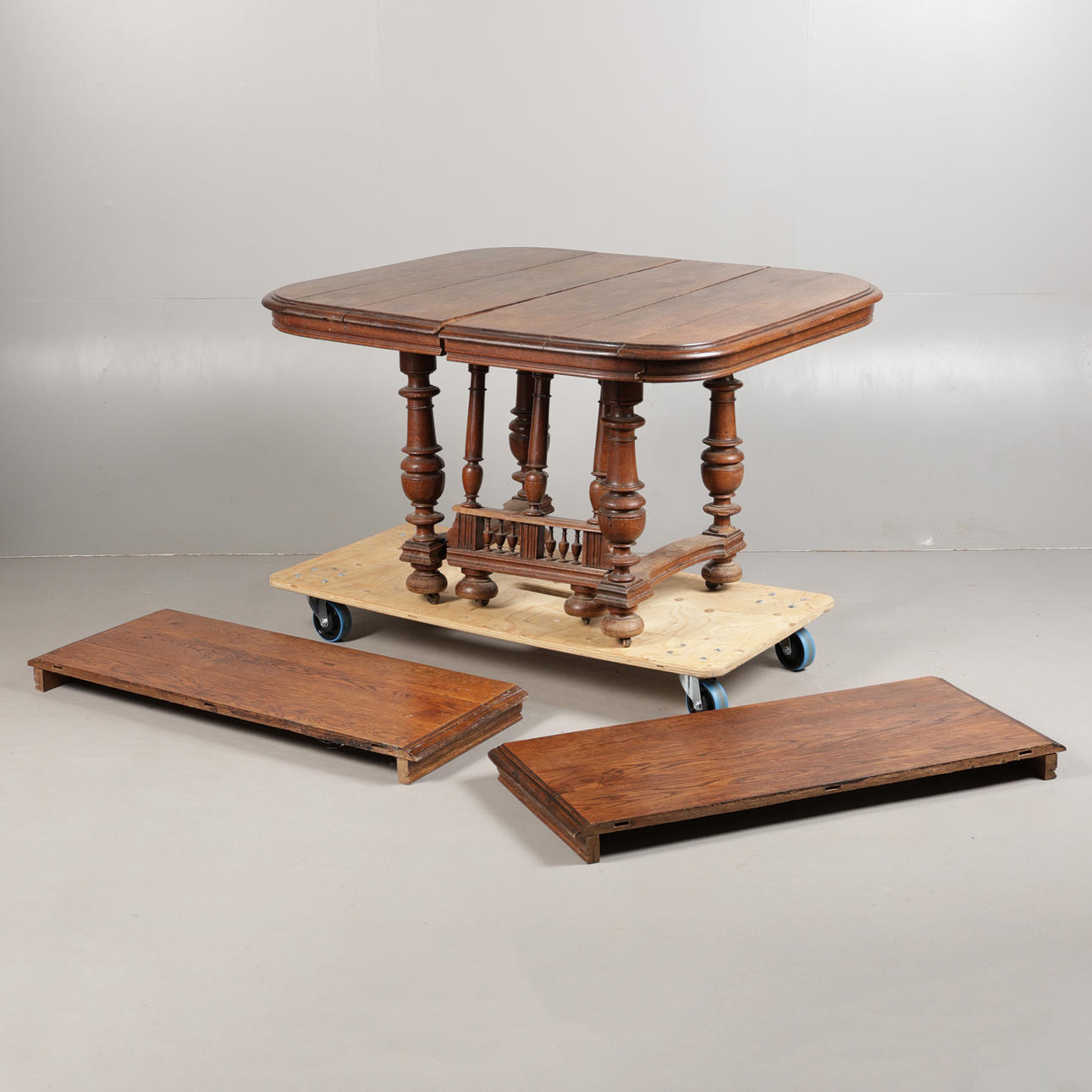 A FRENCH OAK EXTENDING DINING TABLE.