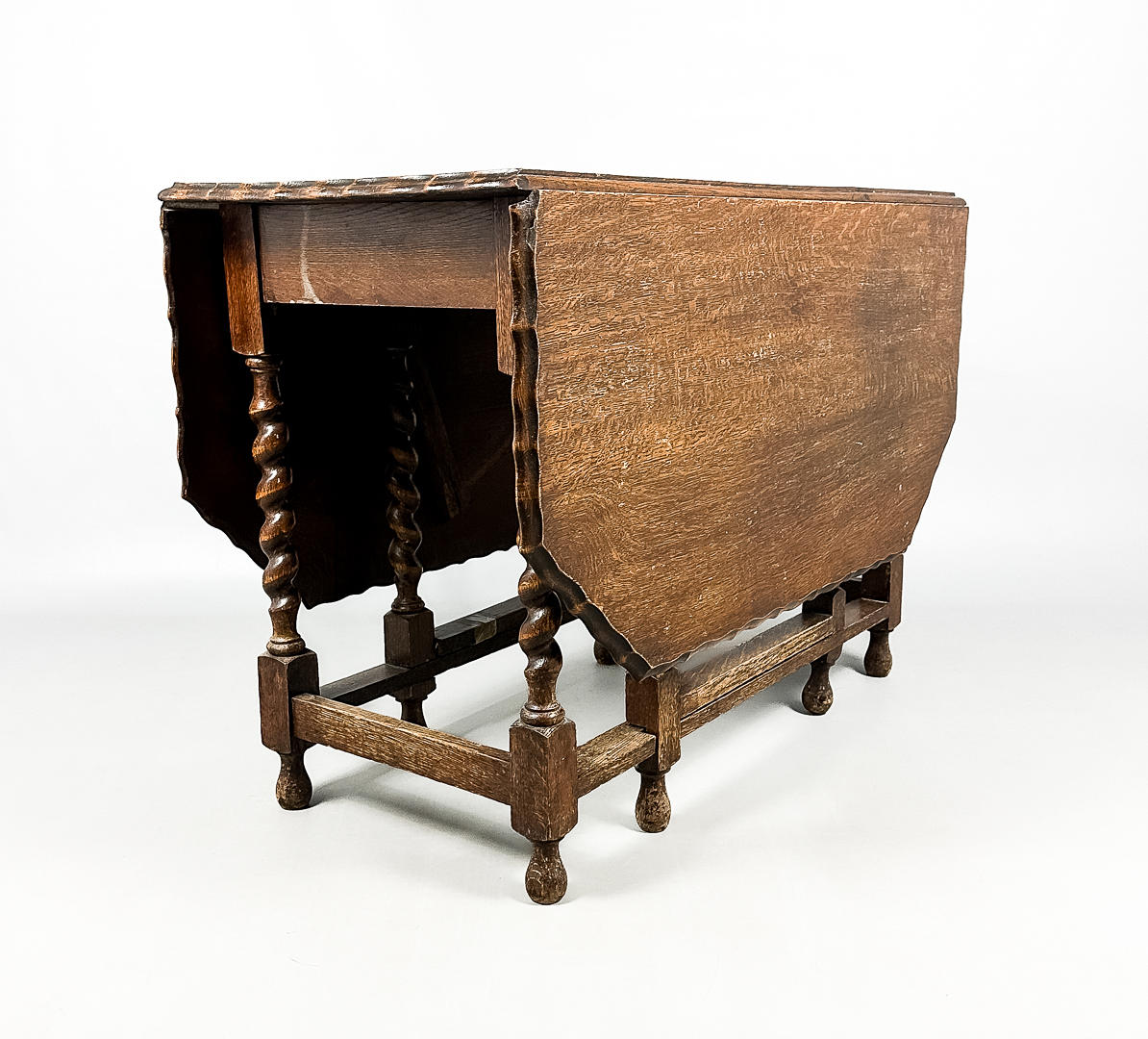 SLAGBORD, Ek, Svarvade ben, 1900-talets början.