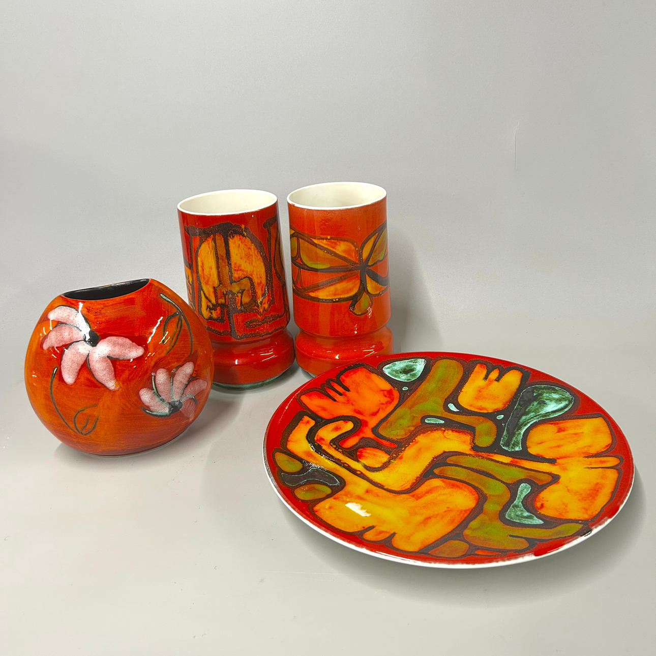 FOUR POOLE POTTERY ITEMS. Ceramics & Porcelain - European - Auctionet
