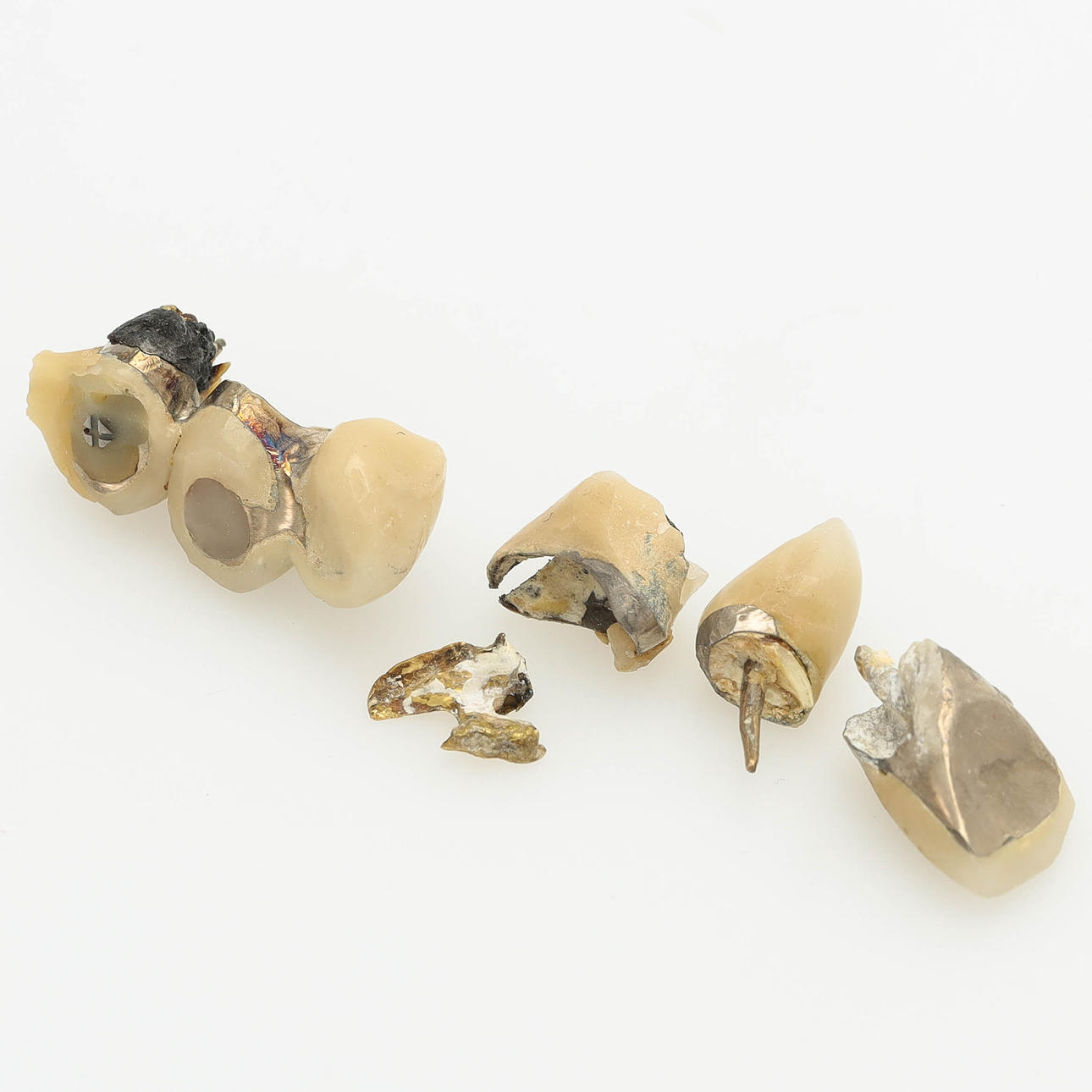 TANDGULD, orensat, totalvikt 15,8 gram.