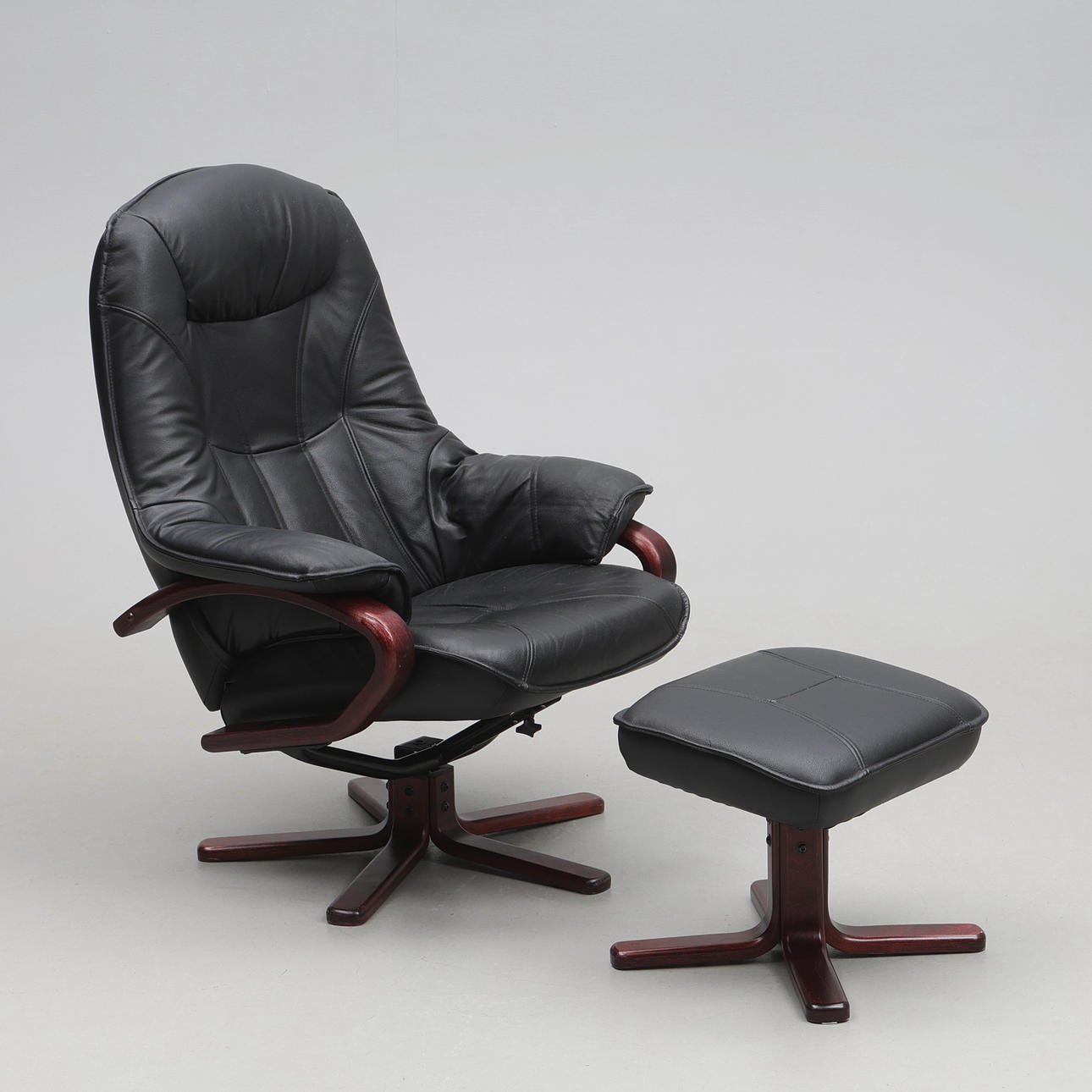 RECLINER WITH FOOTSTOOL. Leather, wood, spin function.