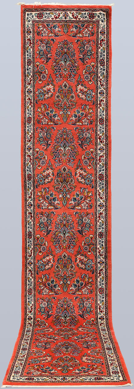 ORIENTAL CARPET. Sarouk gallery model, 440 x 81 cm.