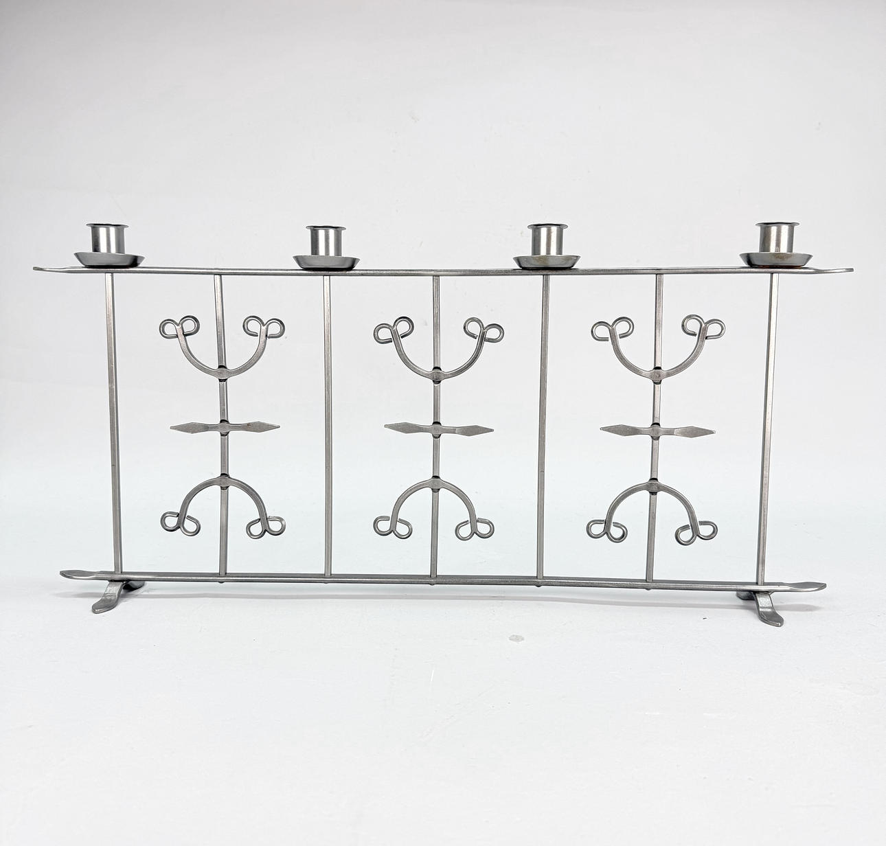 LJUSSTAKE - 4 ljus, smide 1900 talets mitt.