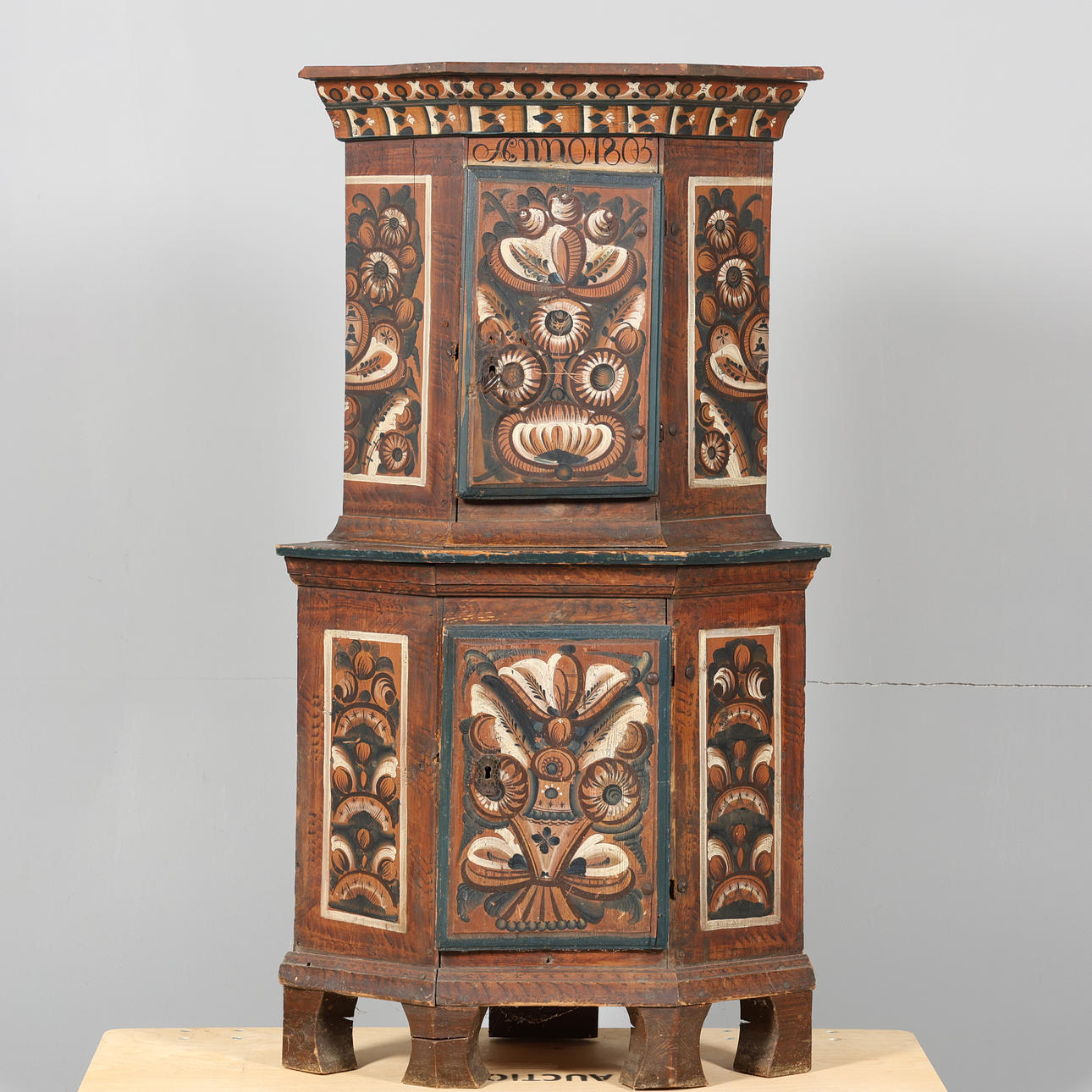 HÖRNSKÅP, allmoge, daterad 1805.