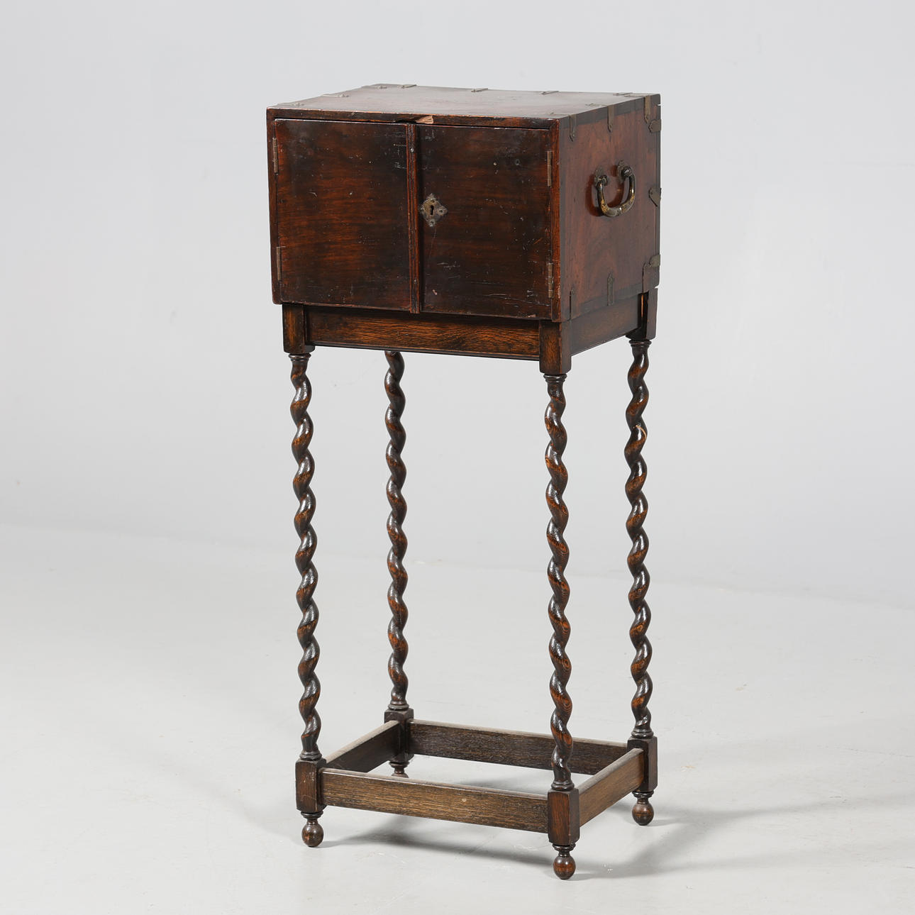 KABINETTSKÅP, 18/1900-tal, barockstil.