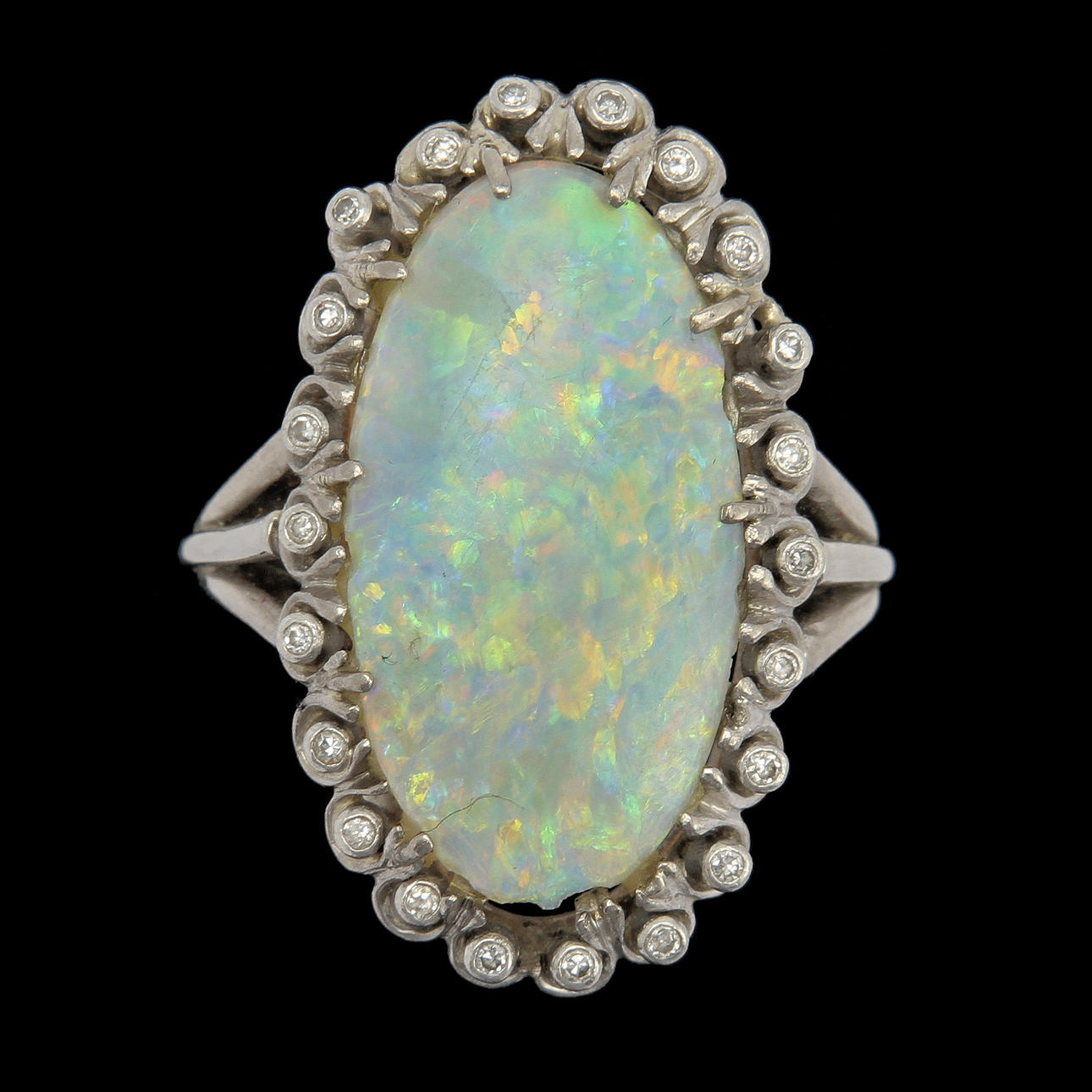 RING, vitguld, opal samt diamanter.