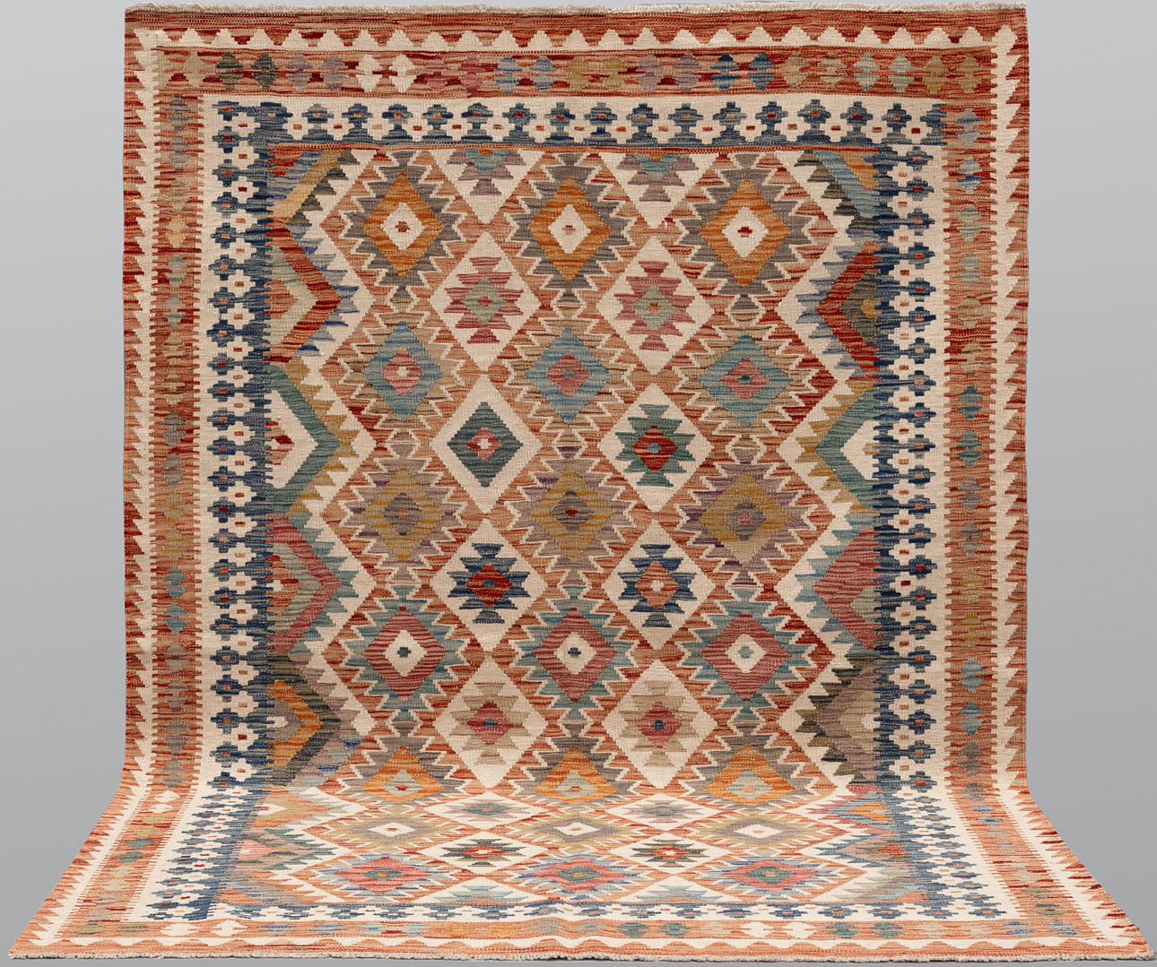 ORIENTMATTA. Kelim klassisk design, 243 x 173 cm.