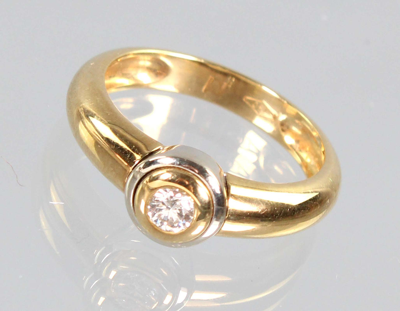 Brilliant solitaire ring, GG/WG 750.