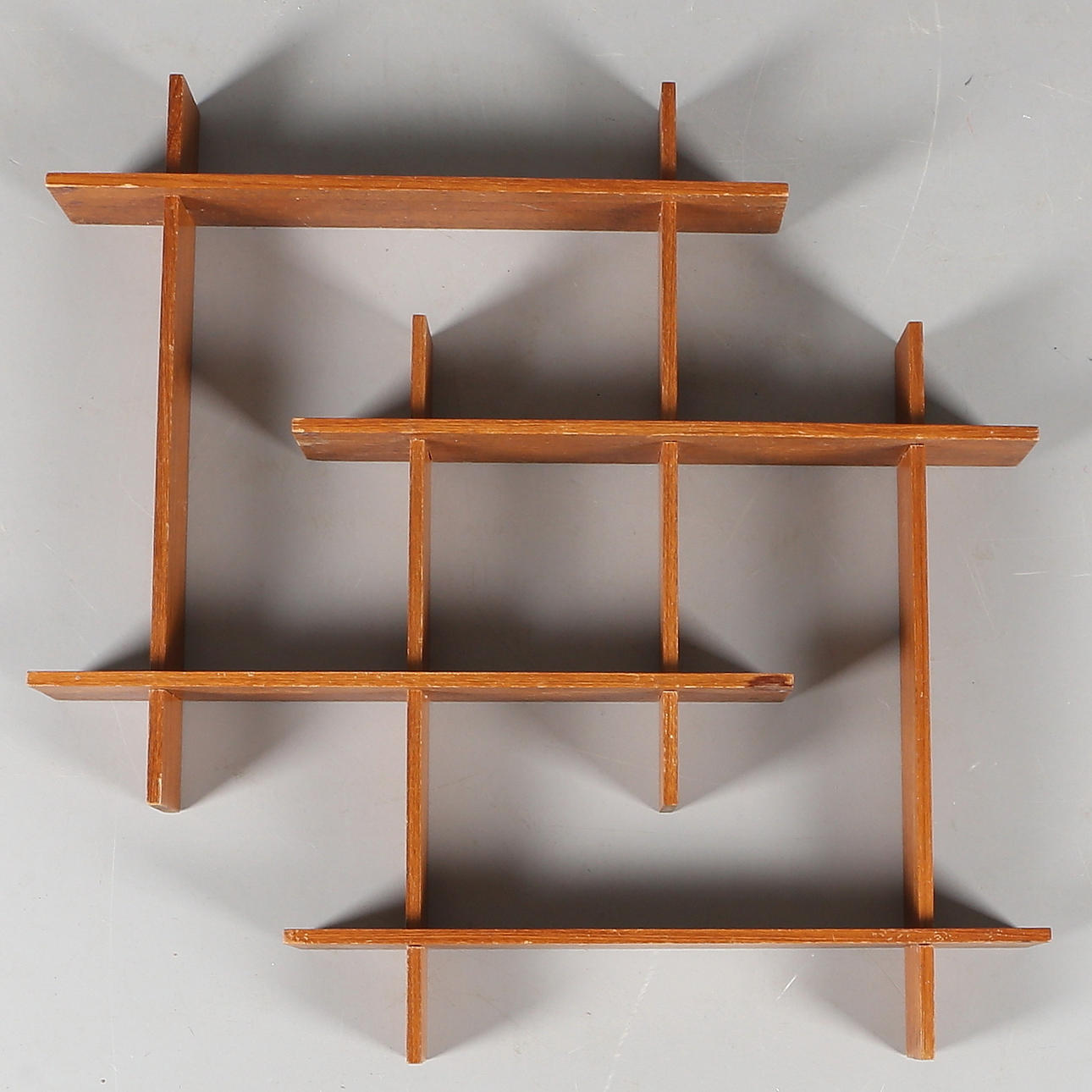 VÄGGHYLLA, trä, 1900-tal.