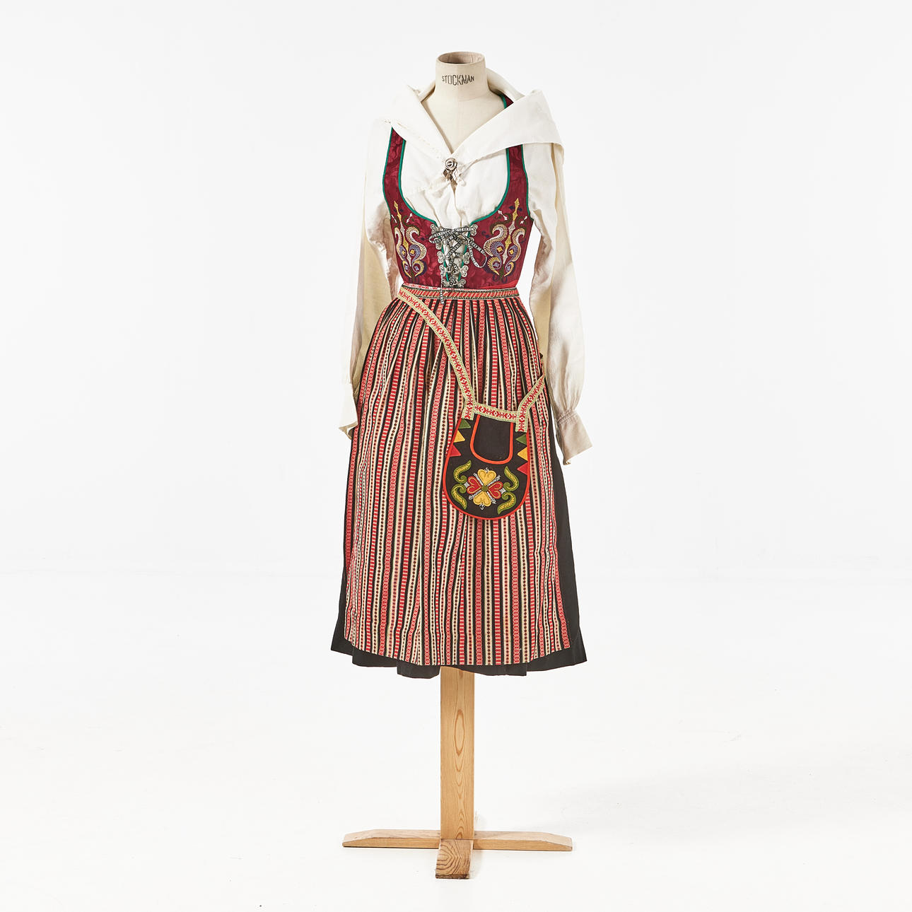 FOLKEKOSTUME, dele til kvindekostume, Leksand.