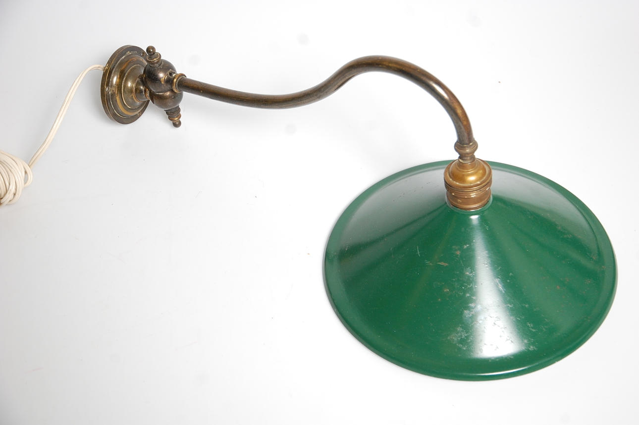 VÄGGLAMPA, plåtskärm, 1900 tal.