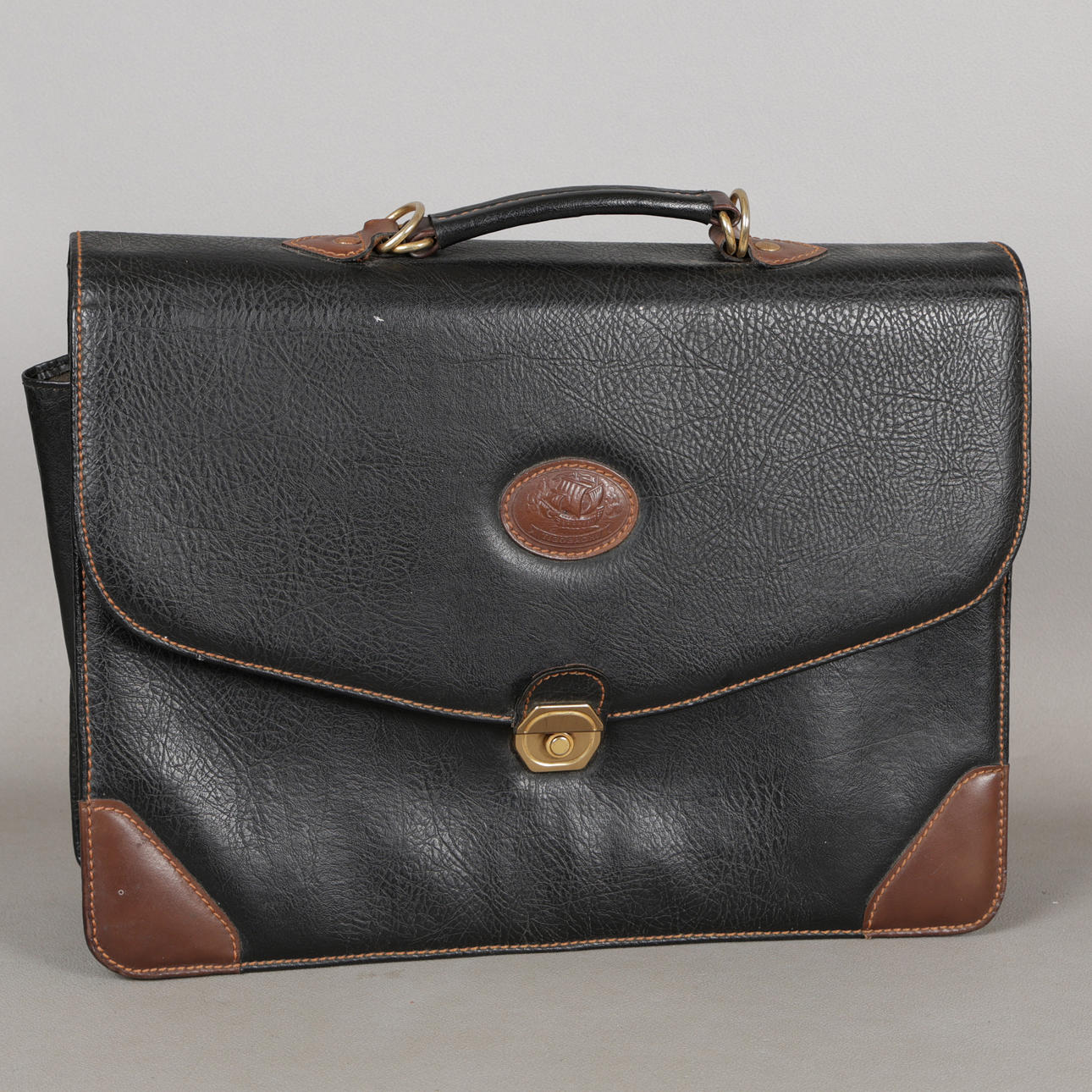 A TIGOBACHI LEATHER SATCHEL.
