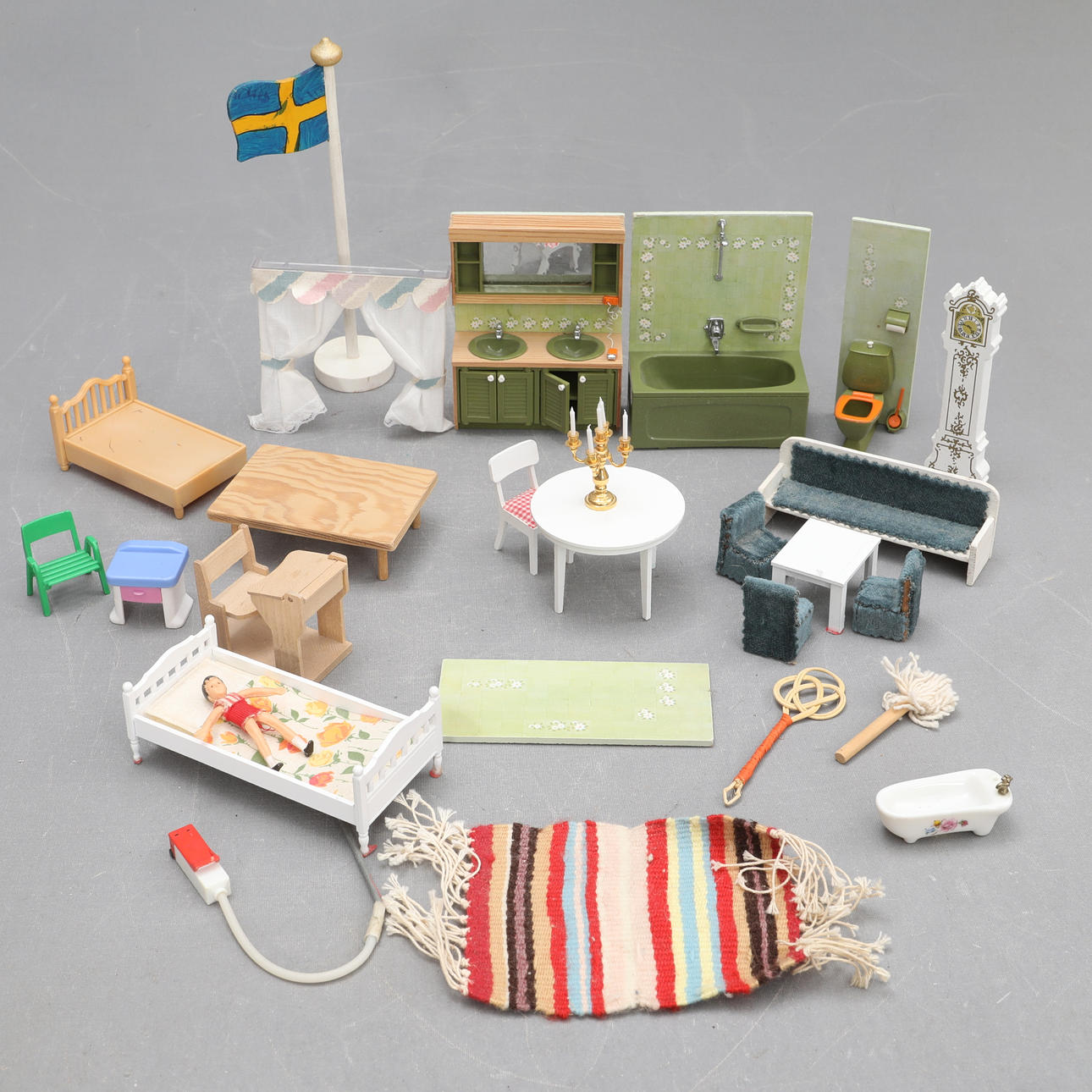 DOCKHUSMÖBLER, 24 delar.