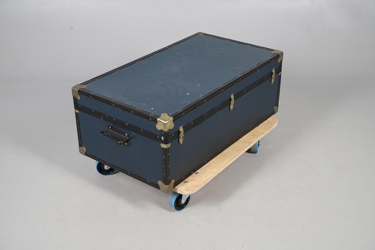 A LARGE BLUE TRAVEL TRUNK. Furniture - Other - Auctionet