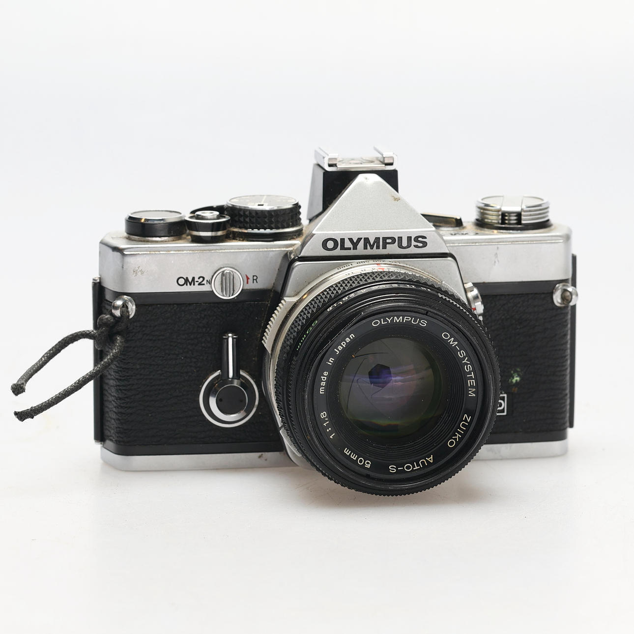 SYSTEMKAMERA OLYMPUS OM-2 MED 2 OBJEKTIV.