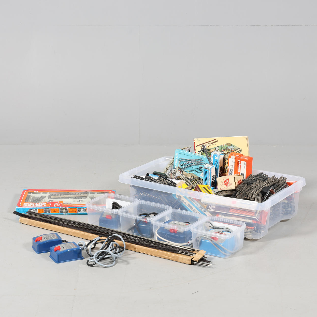 TÅGBANEDELAR, bland annat räls, mestadels Märklin.