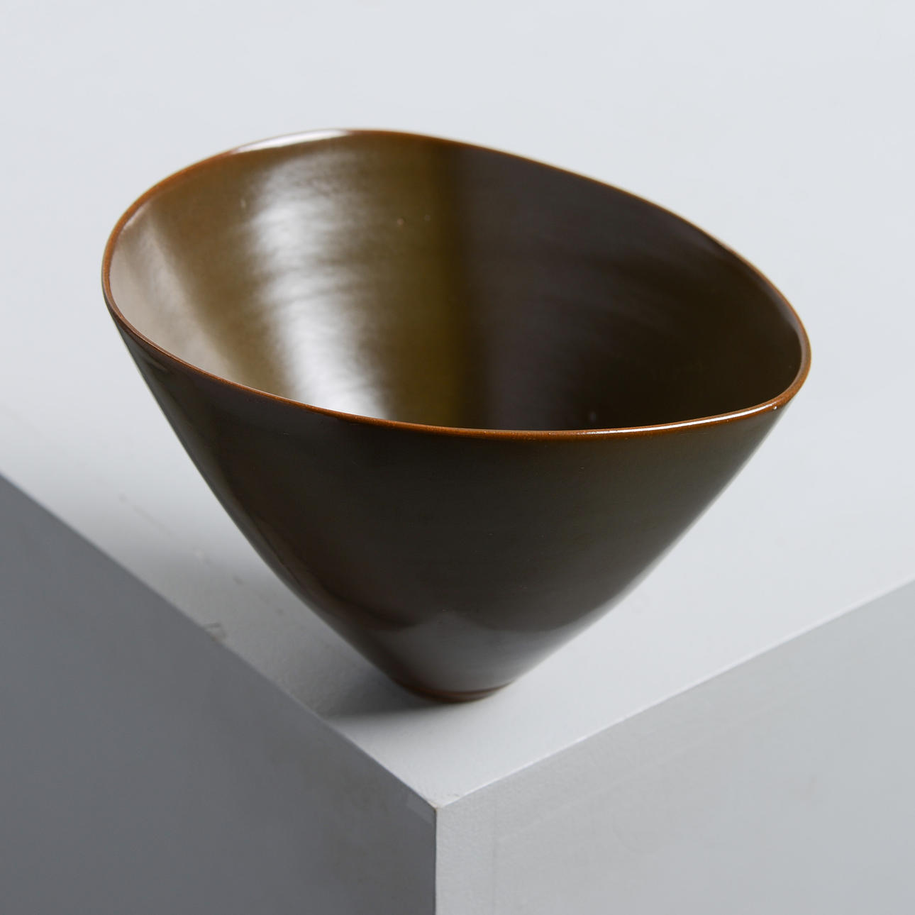 INGRID ATTERBERG. Skål, sintergods, Upsala-Ekeby, 1957.