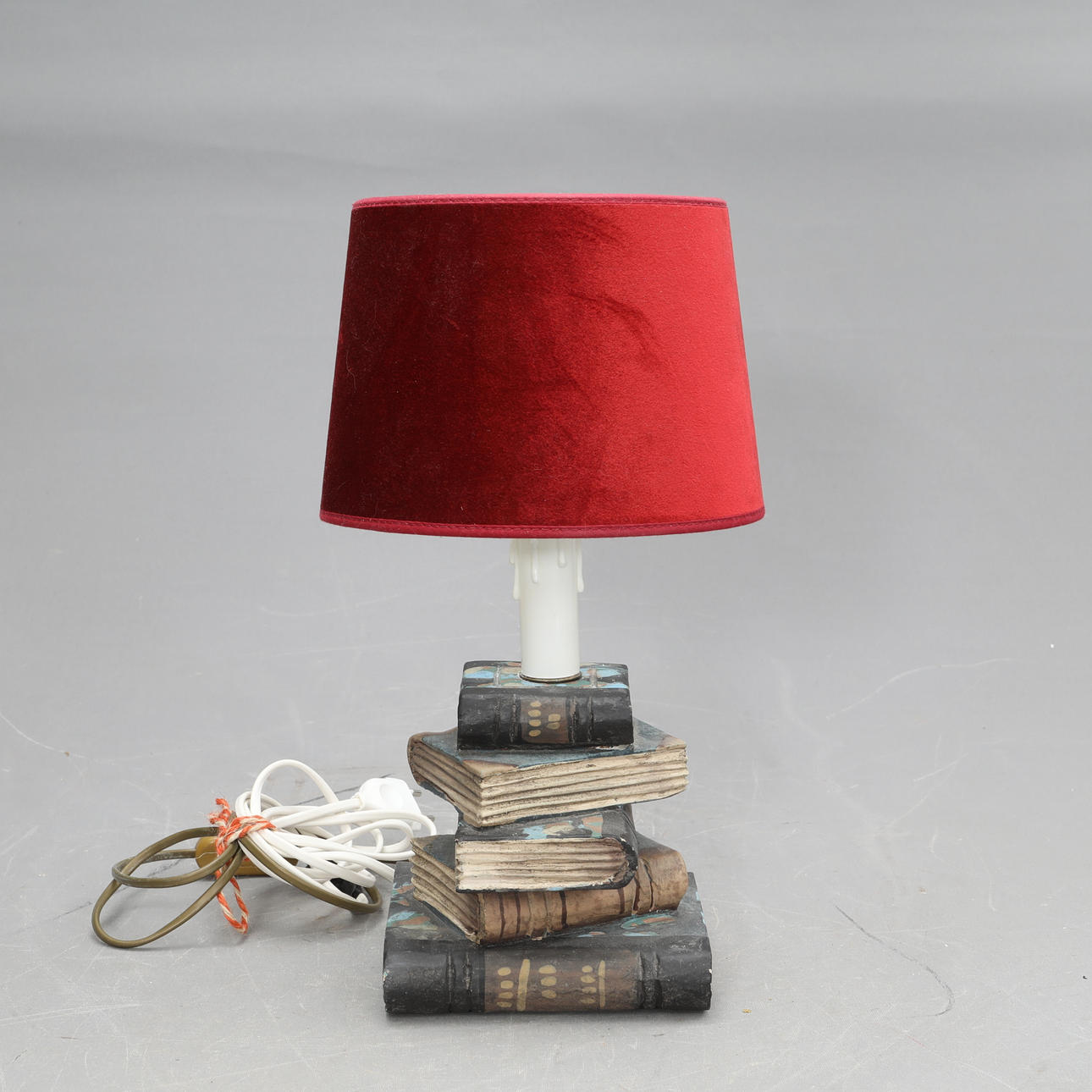 BORDSLAMPA, föreställande bokhög, 1990 - tal.