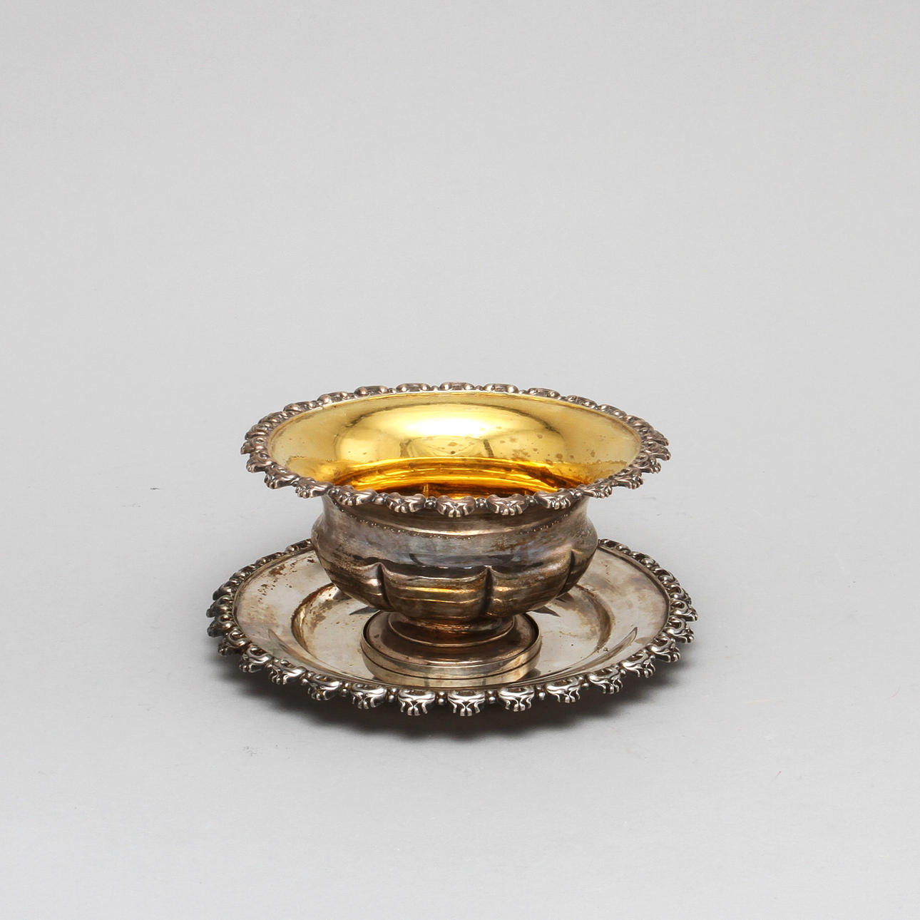 SÅSSKÅL MED FAT, silver med invändig förgyllning. Fredrik och Wilhelm Zethelius, Stockholm 1842. Vikt ca 580 gram.