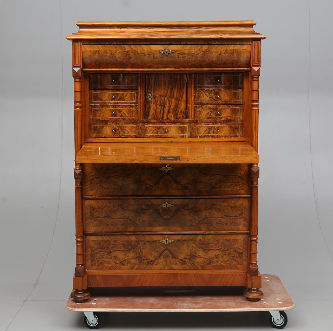 CHIFFONJE, 1800-talets andra hälft.