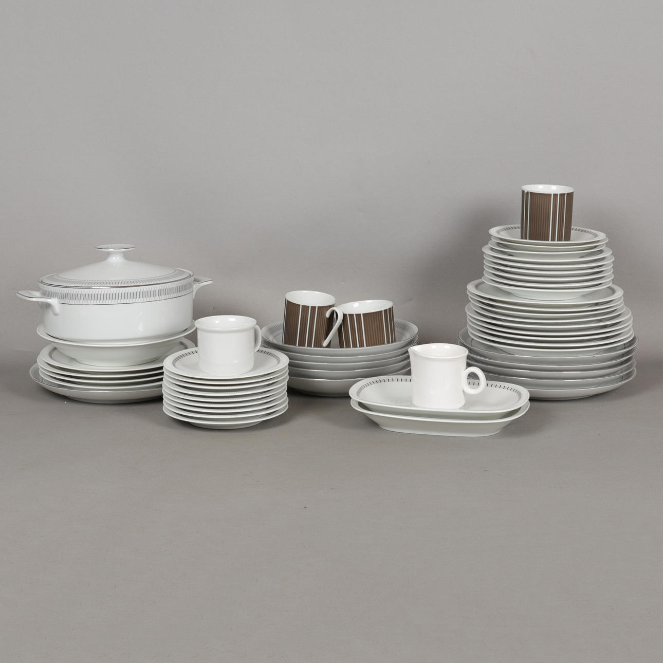 AN ARSBERG PORCELAIN SERVICE (QTY).