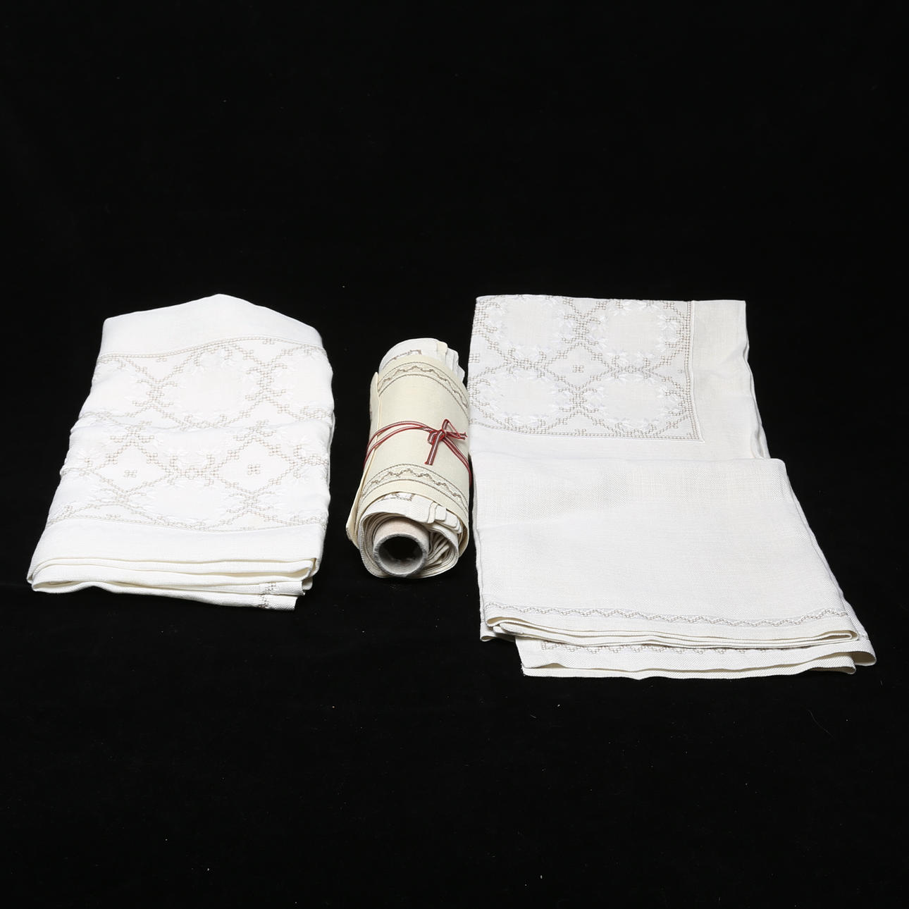 TEXTILE RUNNERS AND TABLETS.