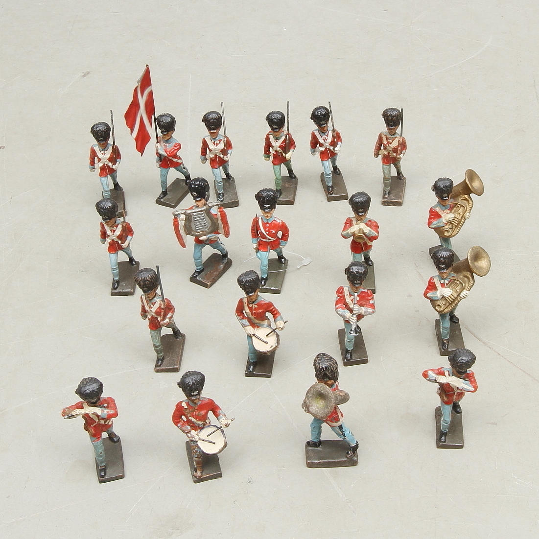 LINEOL Kungliga danska gardet björnskinnsmössor. 19 figurer. 10 musikkår, en fanbärare, en officer och 7 marscherande.