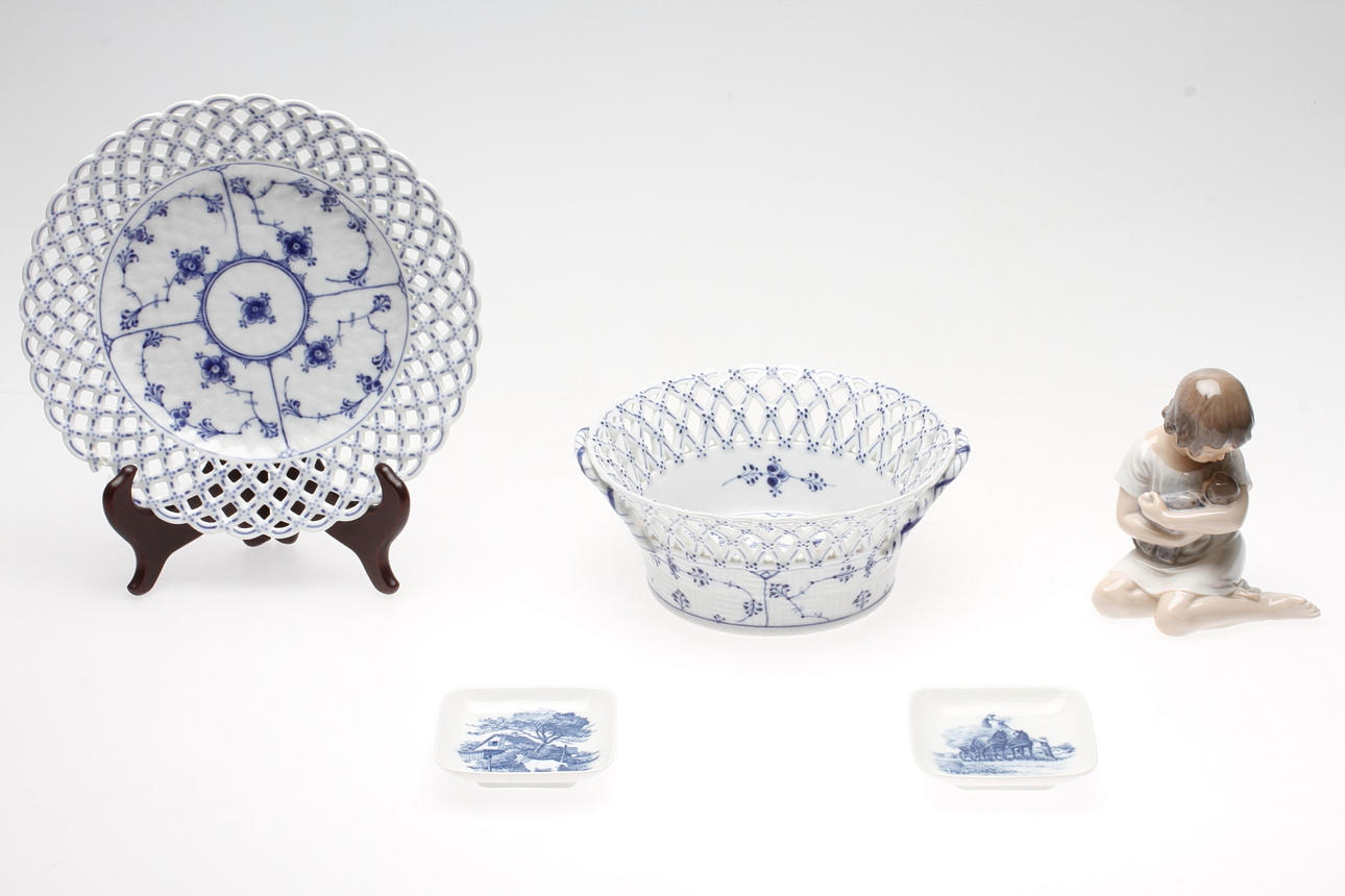 PORSLINSFÖREMÅL, 5 delar, porslin. Bland annat "Musselmalet", Royal Copenhagen, Danmark, 1900-tal.