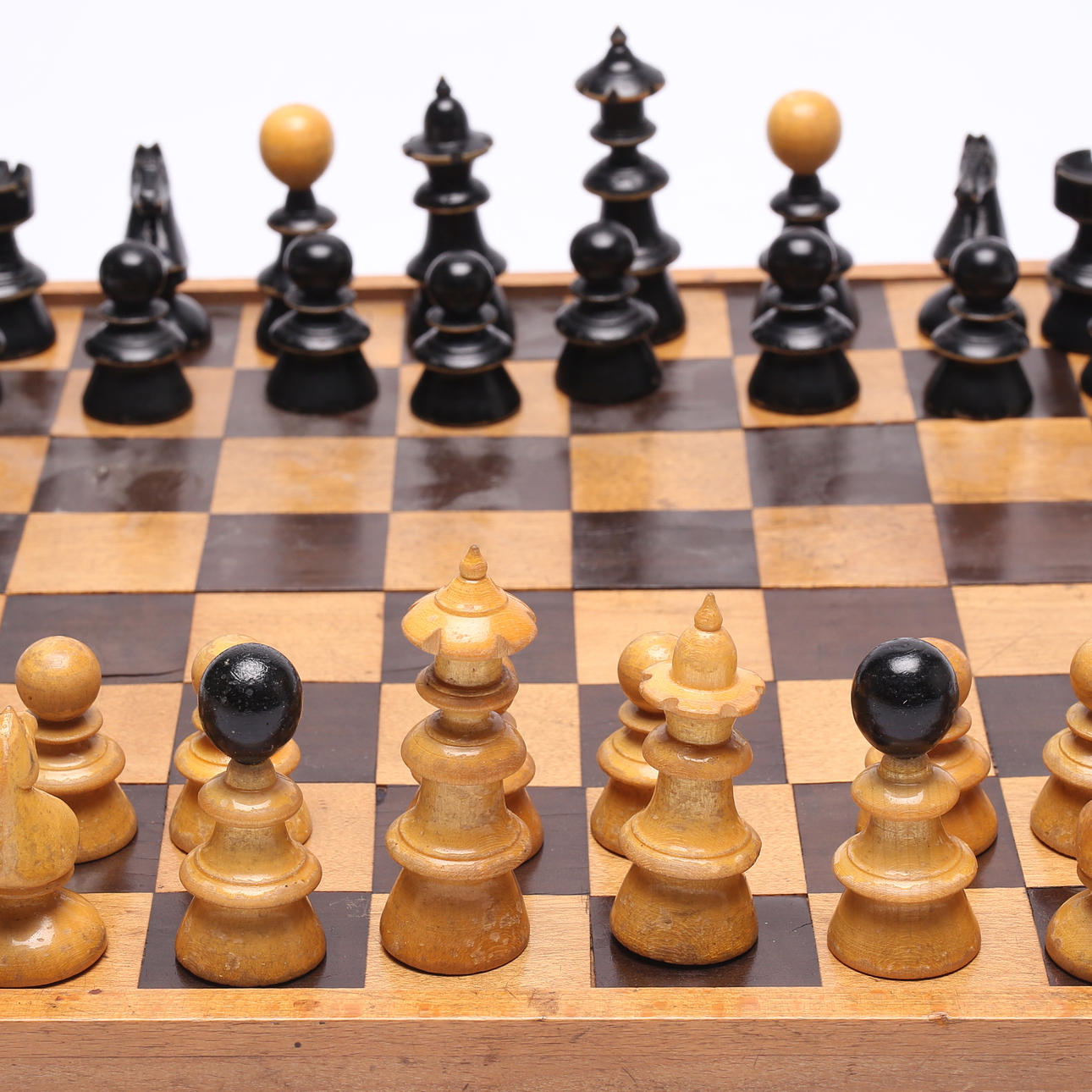 CHESSBOARD and PIECES, wood and metal. Toys - Other toys - Auctionet