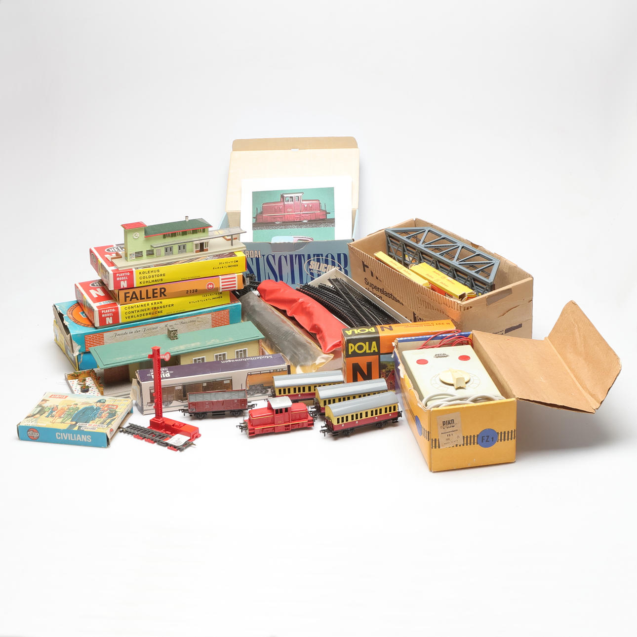 LOT MODEL RAILWAYS, model houses, rails, etc.